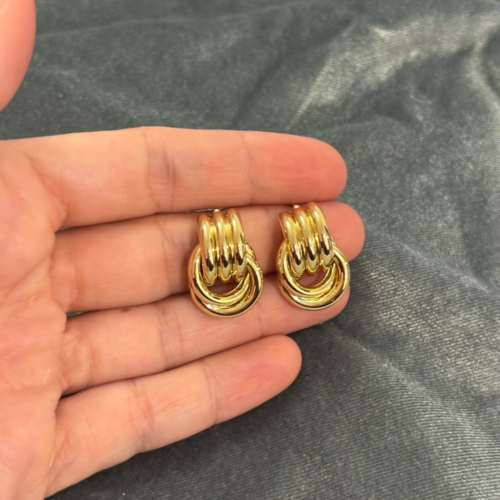 Elegant Gold Hoop Earrings